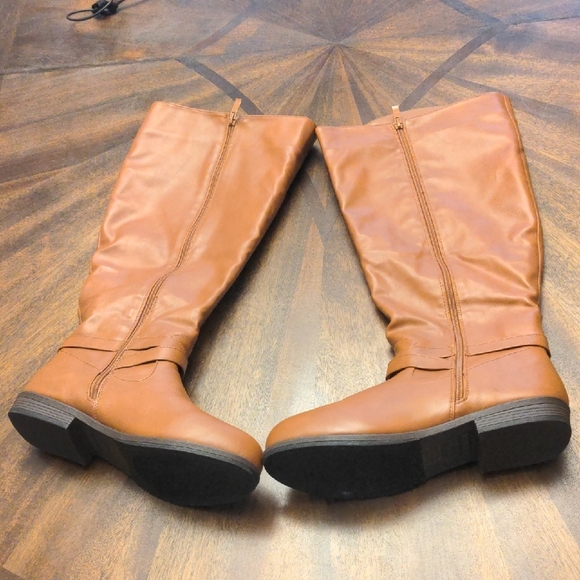 Elegant Tan Heeled Women's Boots - Picture 3 of 15